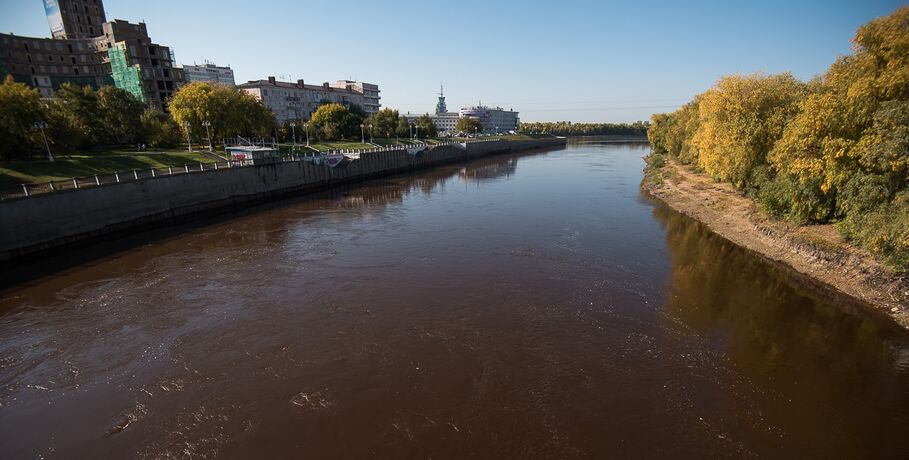 Омский завод продолжает загрязнять реку