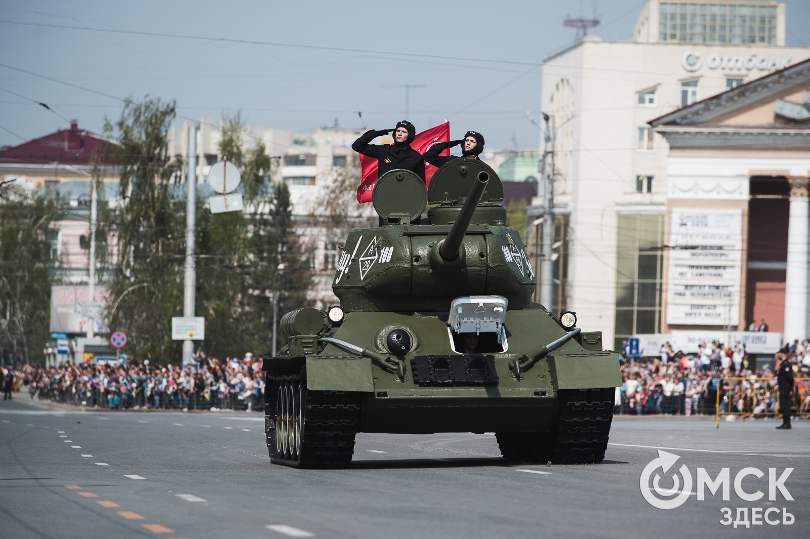 Советские и современные военные машины вышли на Парад Победы в Омске -  Свободное время