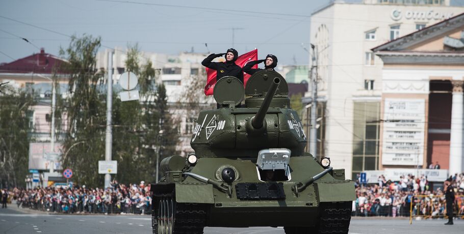 Советские и современные военные машины вышли на Парад Победы в Омске