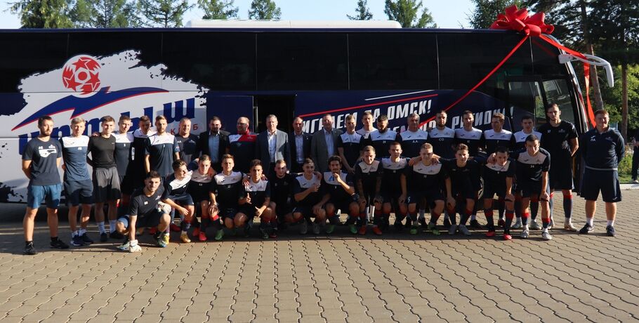 Омским футболистам выдали автобус