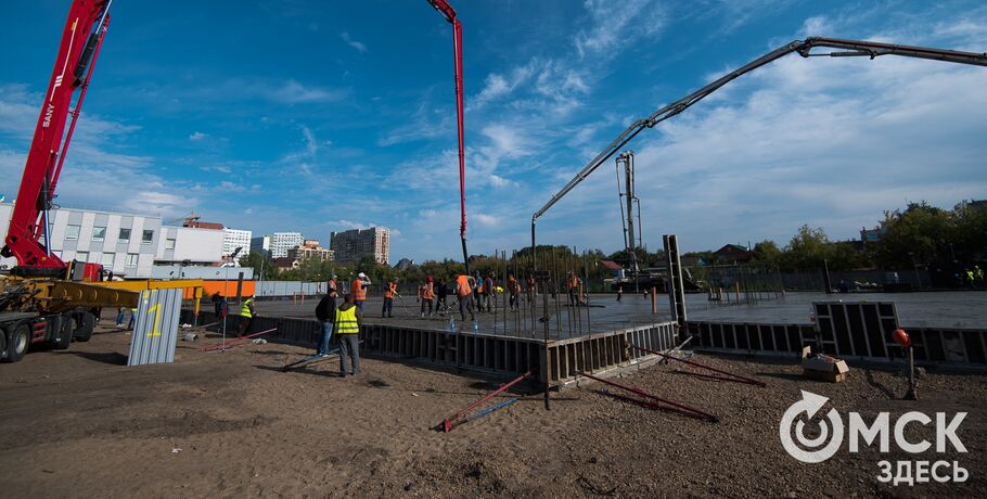 Сотня бетоновозов привезла материал для нового колеса обозрения в парке Омска