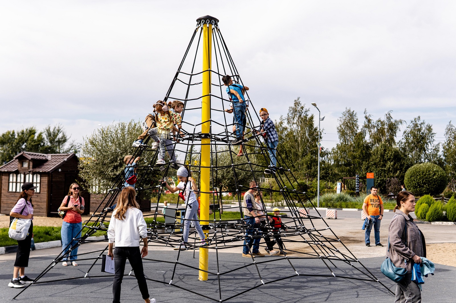 В Омске открылась детская площадка с инклюзивным оборудованием - Общество