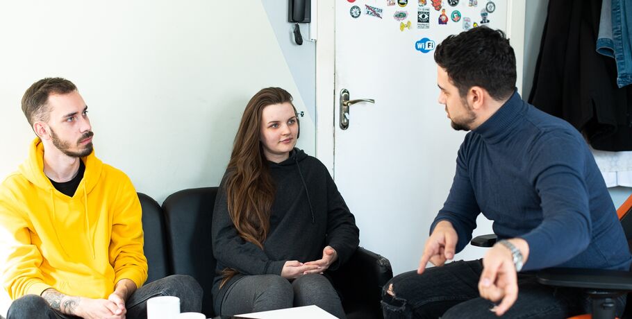 "У нас город единоличников, а большое создаётся только командой": интервью с авторами фильма про омский киберпанк