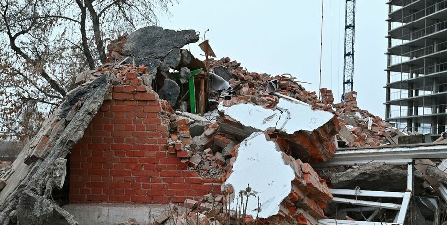 В Омске снесли здание, которое должны были объявить памятником архитектуры