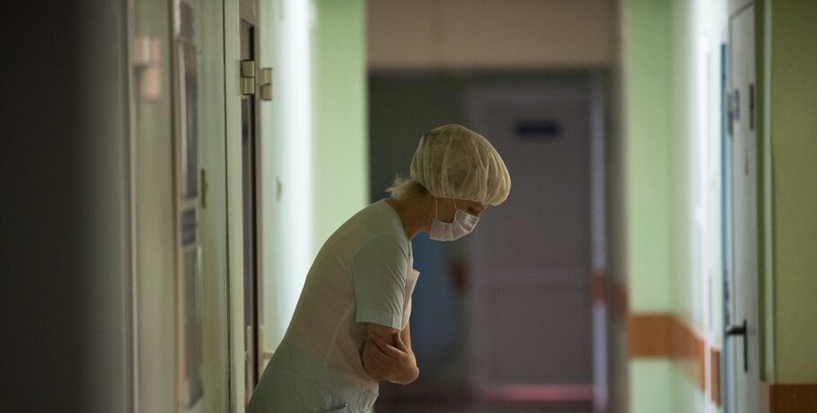 "Пришлось стать психологом": пандемия поменяла жизнь омского врача