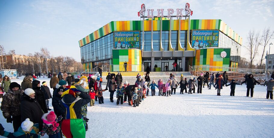 В Омском цирке открылась выставка Дедов Морозов