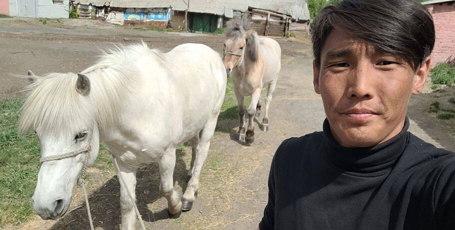 От полюса холода до столицы: до Омска добрался путешественник, который едет из Якутии в Москву на конях