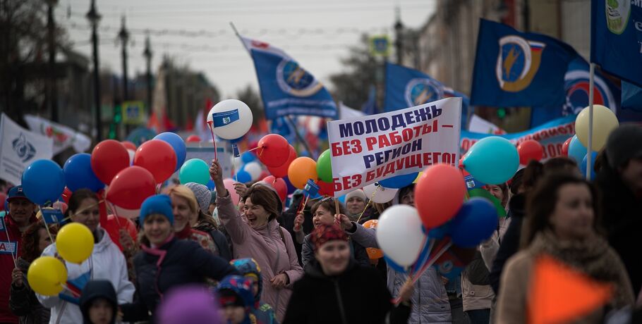 Труд, весна, песни Майданова: смотрим, как прошло в Омске первомайское шествие