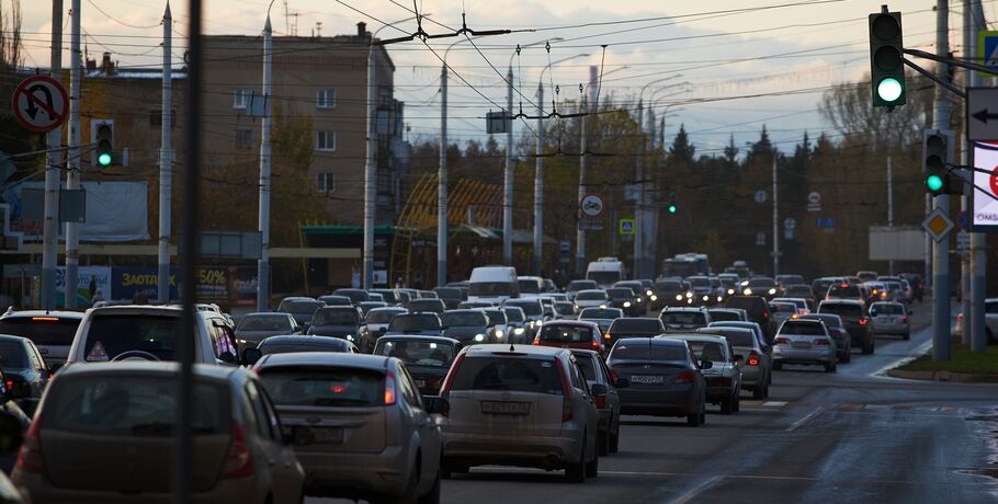 Левые повороты запретят на ряде омских улиц