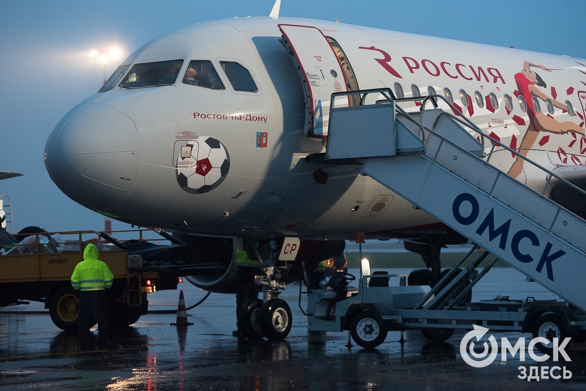 Спб мурманск самолет. Самолет вылетел из омска в санкт петербург. Пабг доска для вылета с самолёта. Самолет в городе омск. Самолет и аэропорт.