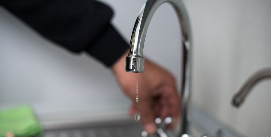 В трёх округах Омска отключат горячую воду