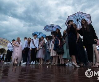 Промокшие, но счастливые. Омские выпускники попрощались со школой