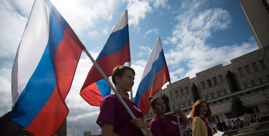 Отличившимся школьникам доверят российский флаг