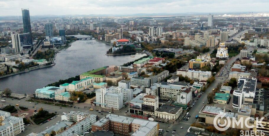 Омский "палец" оставил отпечаток на здании Екатеринбурга