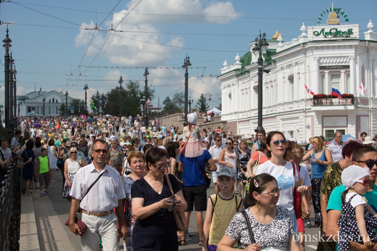 1 июля 2010 г. Омск люди. Люди на улицах Омска. День города 2010 год Омск. Народ омичи.