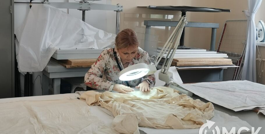 Присутствует налёт шика. Омские мастера реставрируют платье правнучки фельдмаршала Кутузова