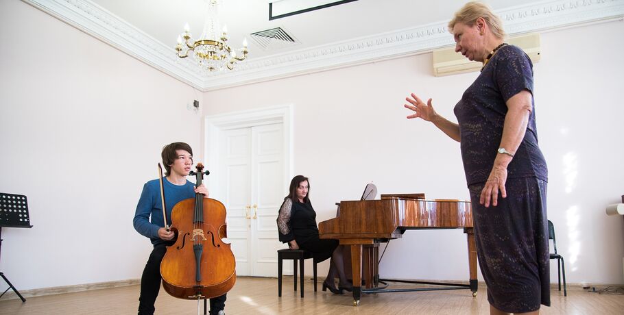 В Омске состоялся мастер-класс для юных виолончелистов