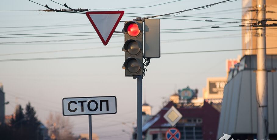 Светофоры со светящимися опорами появятся на магистрали Омска