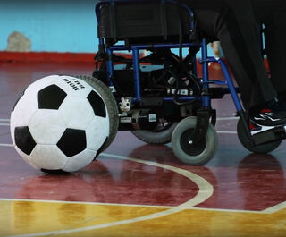 "На одной скорости". В Омске развивают футбол на электроколясках