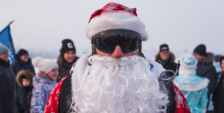 Дед Мороз и его свита приземлились в центре Омска