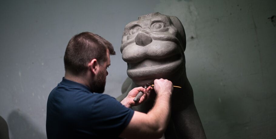 "Я понял, что вся жизнь у меня пройдёт в мастерской". Что вдохновляет омского скульптора Михаила Минина