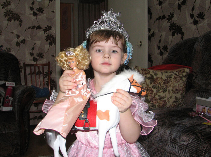 Виктория Абзамилова в детстве с куклой Барби