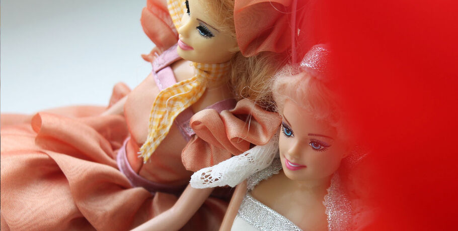 "Создали Барби с гнущимися коленями, и в семье кукол появилась разлучница". Барби отмечает день рождения