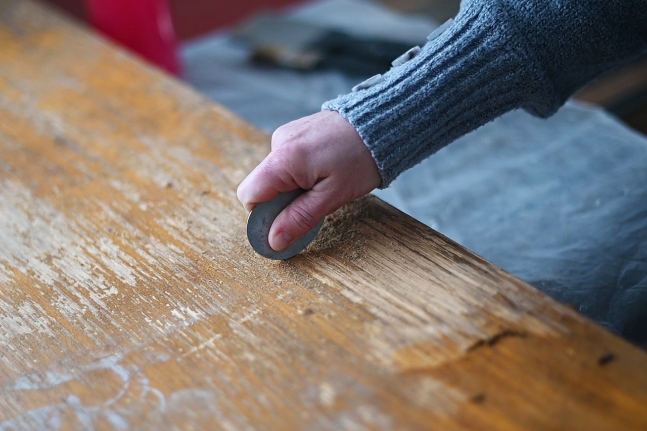 Восстановление лакового покрытия стола