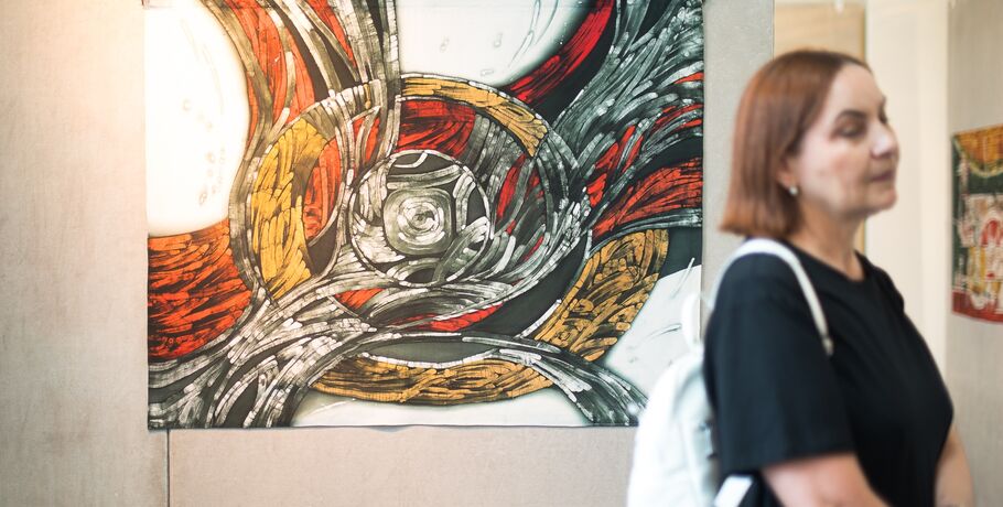На равных с живописью и графикой: в Омске открылась выставка батика