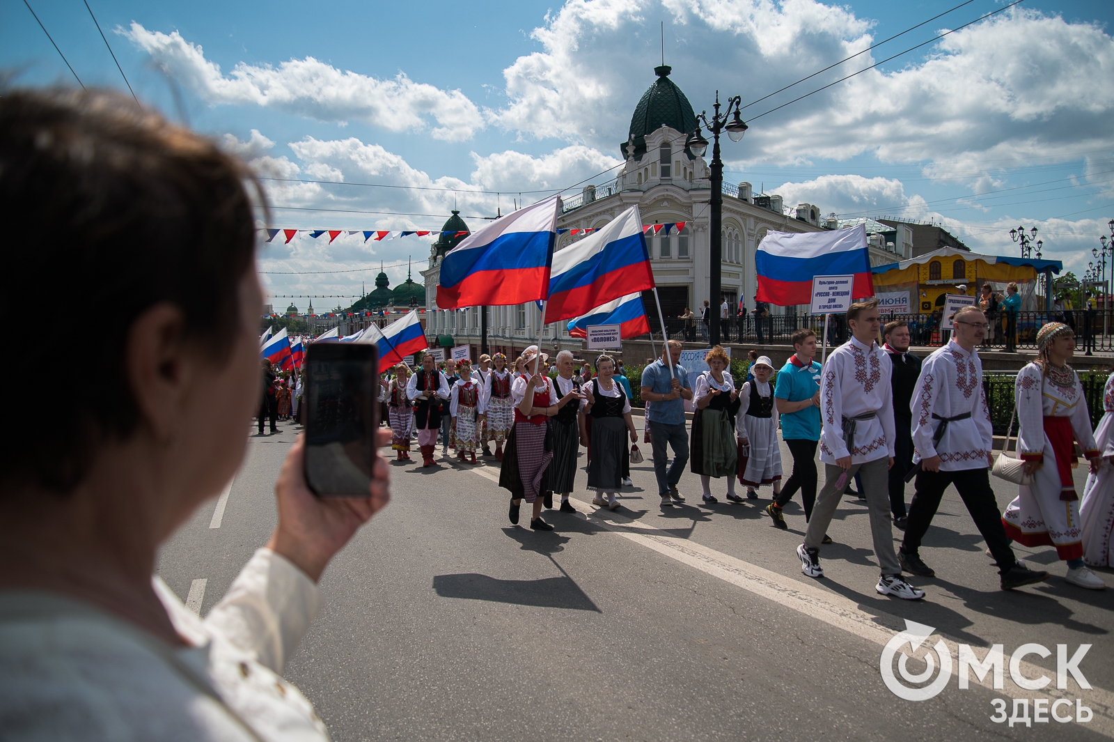 Гимн России в исполнении Дубцовой, парад национальностей и гастрономические  изыски. Чем запомнится День России в Омске - Общество