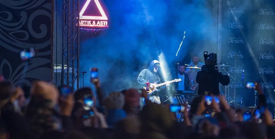 Artik and Asti выступят на Соборной площади в Омске после снежной битвы