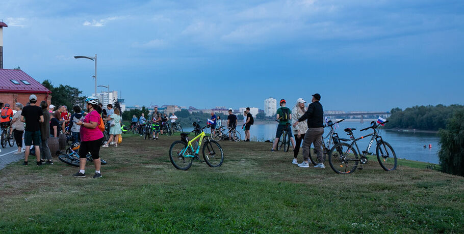 Тысяча омичей проехалась на велосипедах в лучах заката