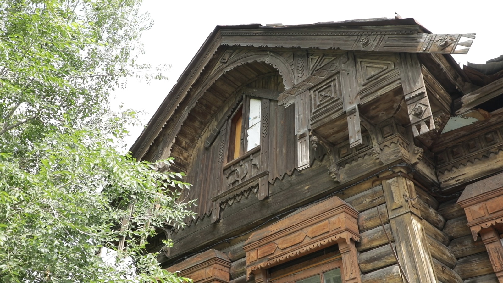 В чём уникальность забытых деревянных хором в центре Омска - Короче, Омск