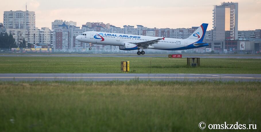 Летевший в Омск самолёт аварийно сел в поле