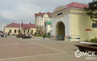 Флагшток, памятник Шпрингеру и забор. Омскую крепость превращают в исторический парк