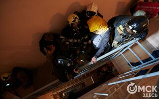 Пробежать 22 этажа с пожарными: как экстремально провести утро в Омске  
