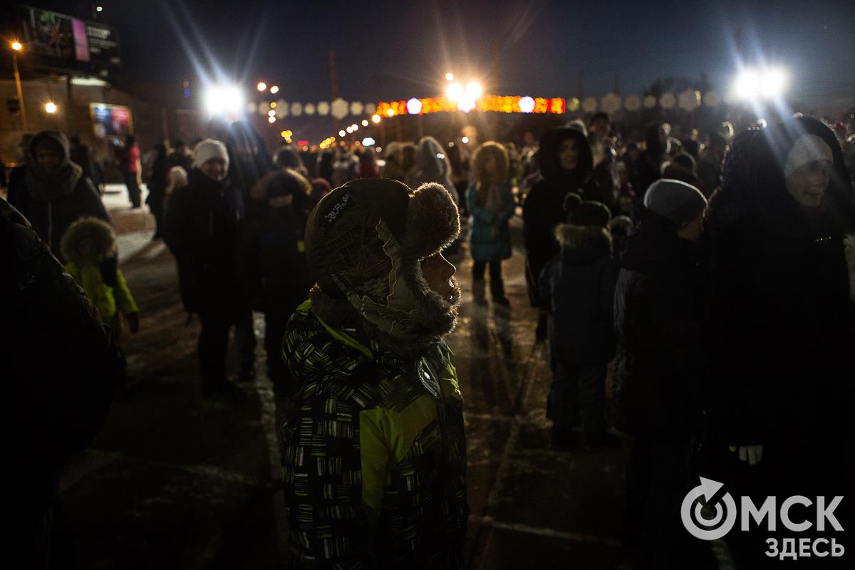 Гирлянды, пиротехника и толпа людей. Как безопасно провести новогодние  каникулы | 19.12.2023 | Омск - БезФормата