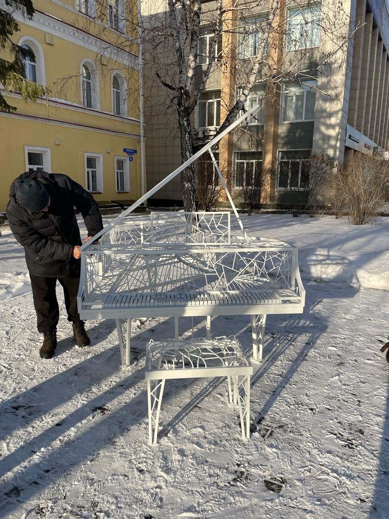 На улице Омска замечен белый рояль - Общество