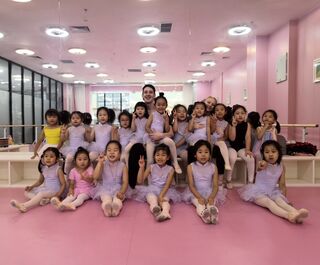 "Наша семья - это в целом балет": как молодая пара из Омска развивает танцевальную индустрию Китая