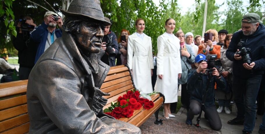 Первый памятник поэту Аркадию Кутилову, до сих пор вызывающему споры, открыли в Омске