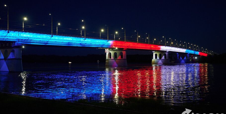 На Ленинградском мосту зажгли подсветку из 800 светильников