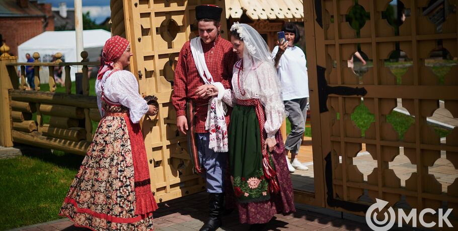 Невеста и жених из прошлого: как сибирская свадьба предстала на фестивале "Слетье"