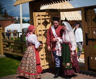 Невеста и жених из прошлого: как сибирская свадьба предстала на фестивале 