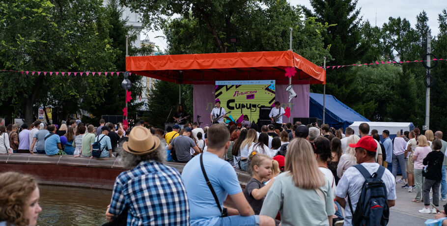 Творческий "взрыв" в сквере Дзержинского. "Любинский. АРТ" раскрыл все грани искусства