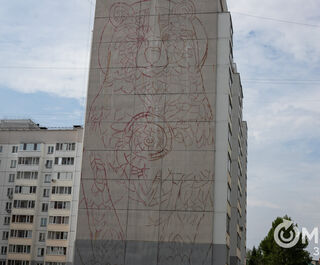 "Мексика яркая, и это я!" Иностранный художник рисует на стене омского дома медведя-матрёшку