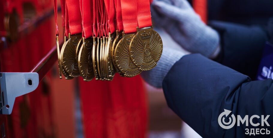 Фоторепортаж: омские бегуны завоевали 10 призовых мест на Рождественском полумарафоне