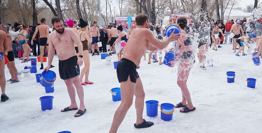 Облил себя - облей и друга. Омичам устроили экстремальное "Пробуждение"
