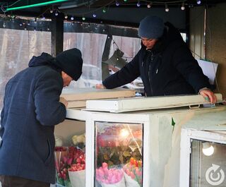 В спешке, но с блеском в глазах. Как омичи готовились к 8 Марта