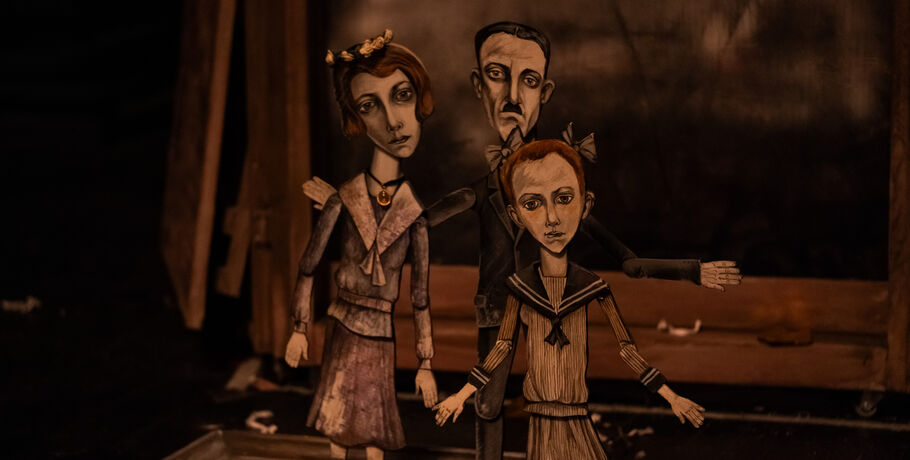 "И ты тоже меня бросил". Тревожная и нежная "Пыль" на омской сцене