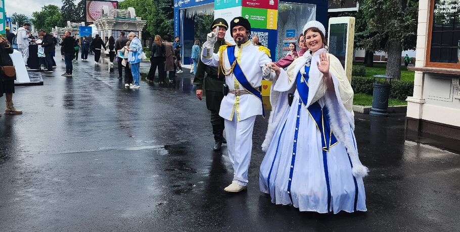 Сибирские ремёсла и императорский бал показали омичи на ВДНХ